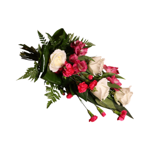 Bukett med vita rosor, rosa nejlikor och gröna blad.